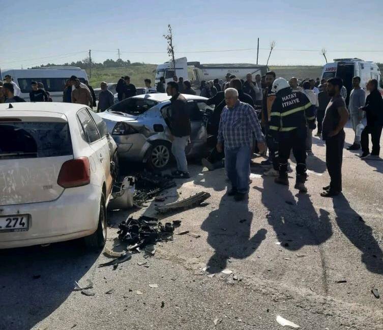 Hatay’ın Altınözü ilçesinde çevre yolu kavşağında meydana gelen zincirleme trafik
