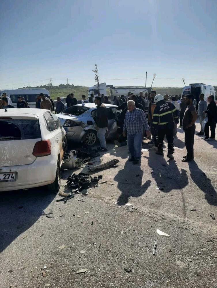 Hatay’ın Altınözü ilçesinde çevre yolu kavşağında meydana gelen zincirleme trafik