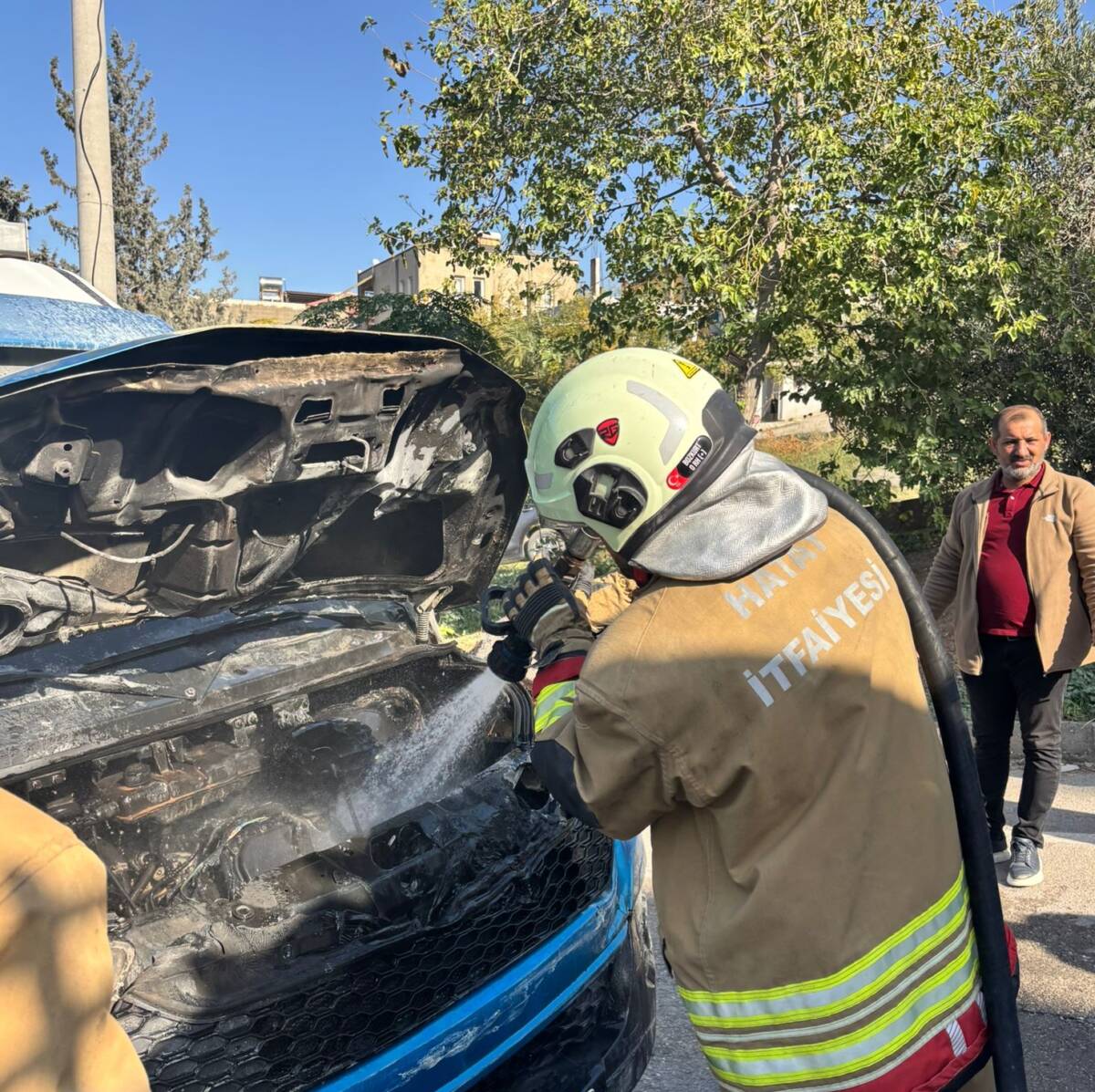 Hatay’ın İskenderun ilçesinde seyir halindeki bir yolcu minibüsünde çıkan yangın,