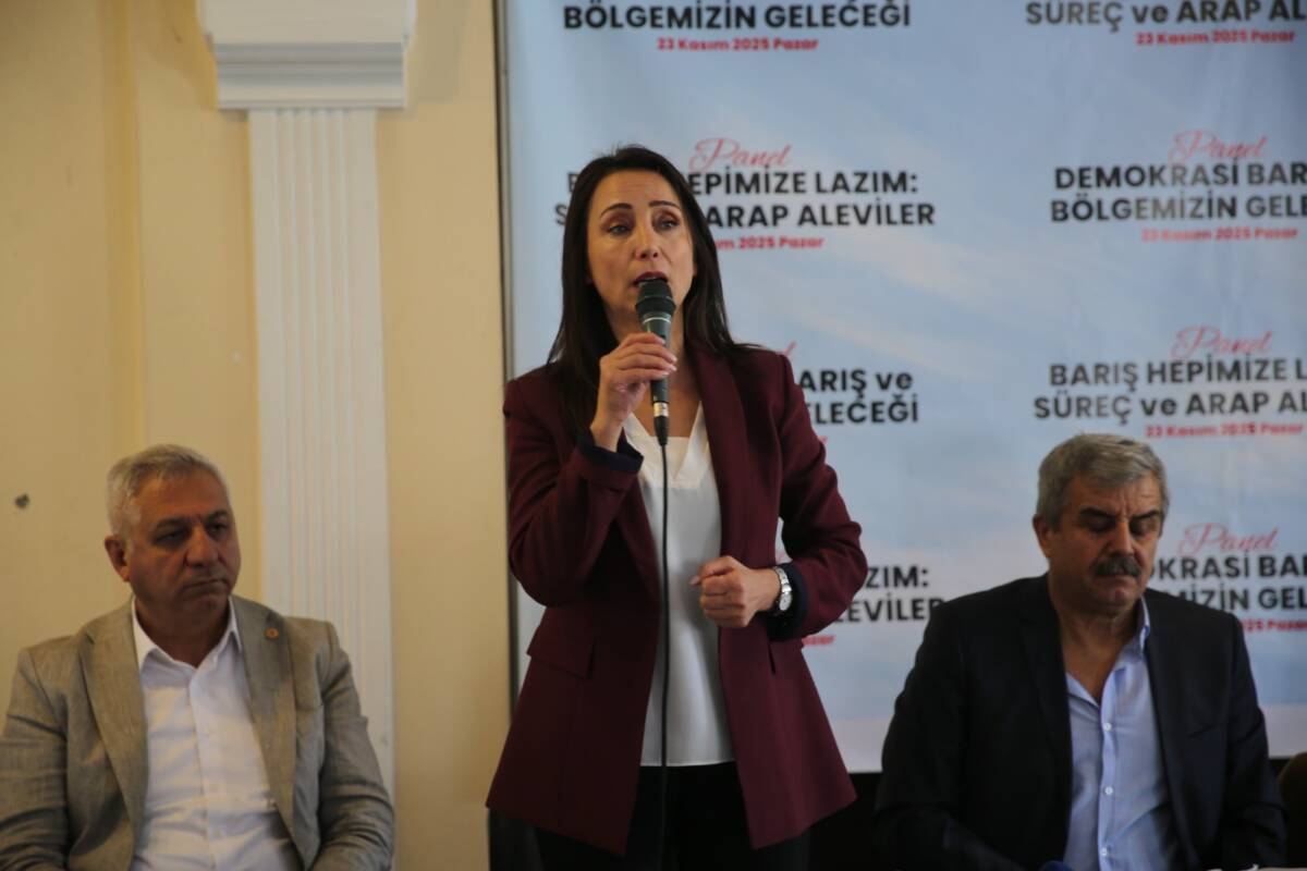 Hatay’ın Defne ilçesinde düzenlenen “Demokrasi, Barış ve Bölgemizin Geleceği Paneli”nde