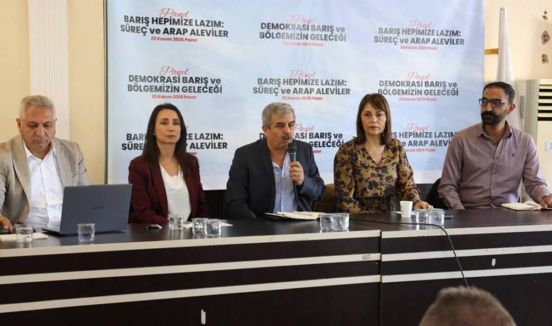 Hatay’ın Defne ilçesinde düzenlenen “Demokrasi, Barış ve Bölgenin Geleceği” panelinde