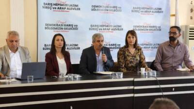 Hatay’ın Defne ilçesinde düzenlenen “Demokrasi, Barış ve Bölgenin Geleceği” panelinde