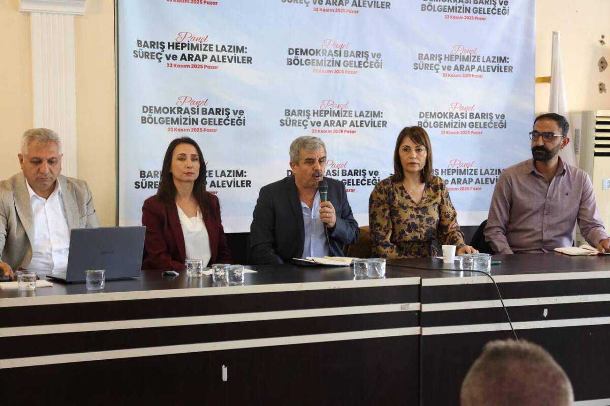 Hatay’ın Defne ilçesinde düzenlenen “Demokrasi, Barış ve Bölgenin Geleceği” panelinde