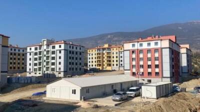 Kırıkhan Kurtlusoğuksu bölgesindeki TOKİ inşaatlarında çalışan işçiler, ücretlerinin ödenmemesi üzerine