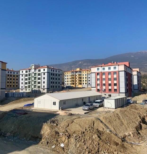 Kırıkhan Kurtlusoğuksu bölgesindeki TOKİ inşaatlarında çalışan işçiler, ücretlerinin ödenmemesi üzerine