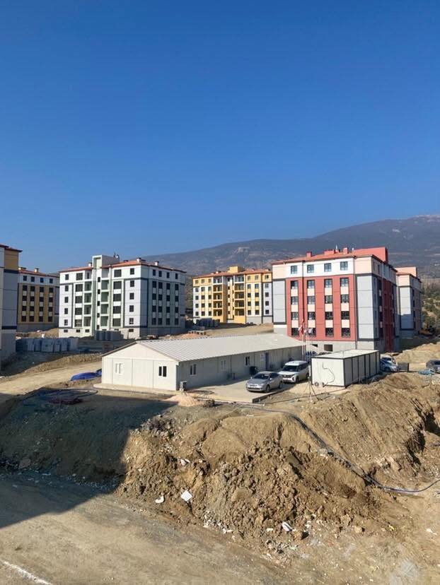 Kırıkhan Kurtlusoğuksu bölgesindeki TOKİ inşaatlarında çalışan işçiler, ücretlerinin ödenmemesi üzerine