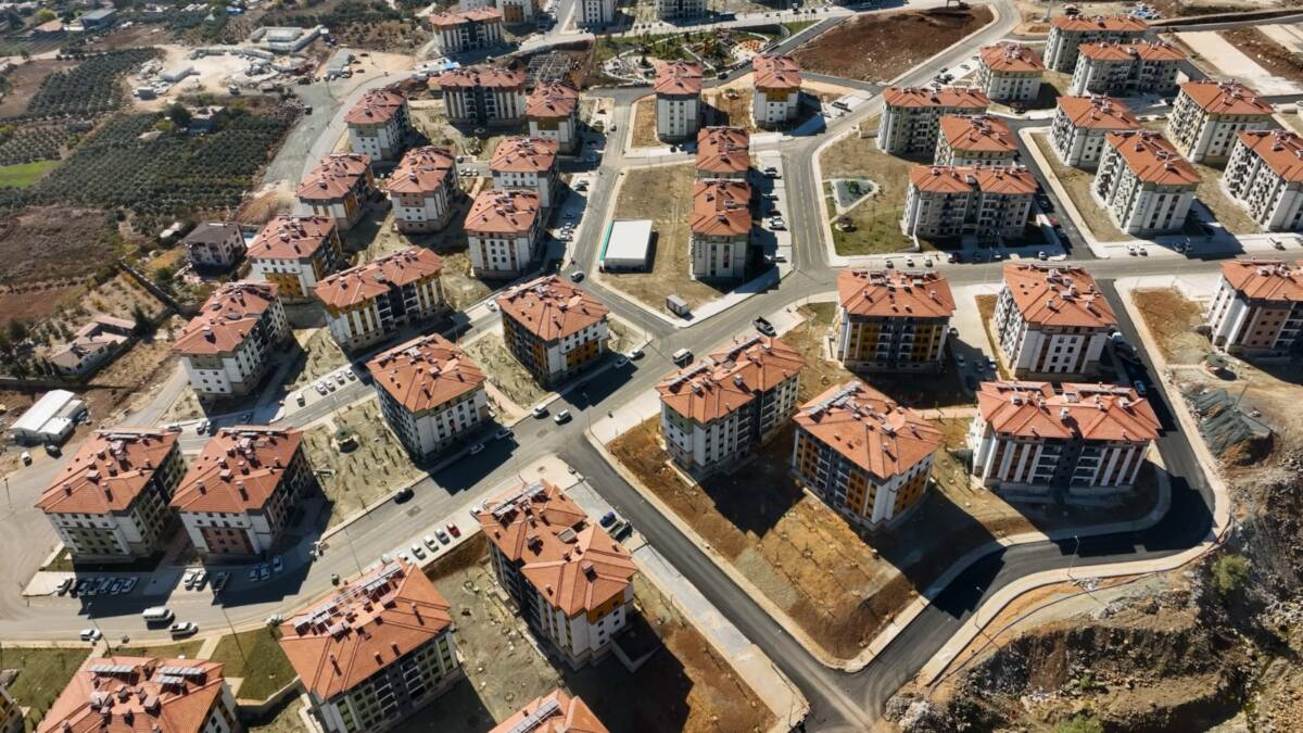 Hatay’da TOKİ deprem konutlarında uygulanan fahiş aidat artışları depremzedelerin tepkisini