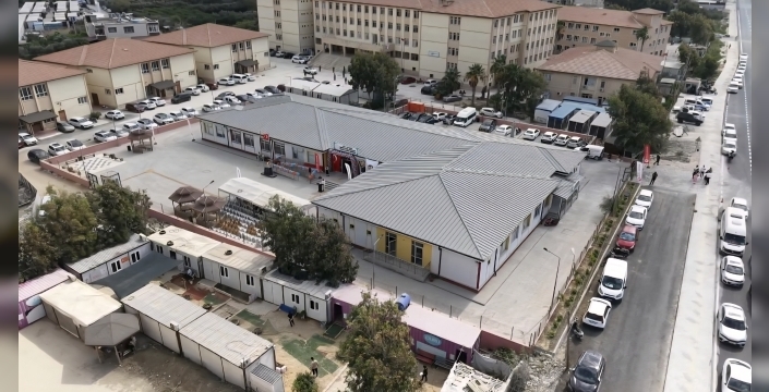 Hatay’da 6 Şubat 2023 depreminde yıkılan okulların yerine yapılan eğitim