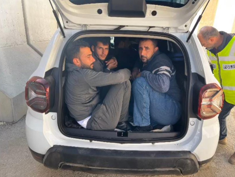 Hatay’da polis ekiplerinin göçmen kaçakçılığıyla mücadele kapsamında gerçekleştirdiği denetimlerde, iki