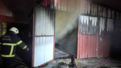 Hatay’ın Kırıkhan ilçesinde bir dondurma bayisine ait depoda çıkan yangın,