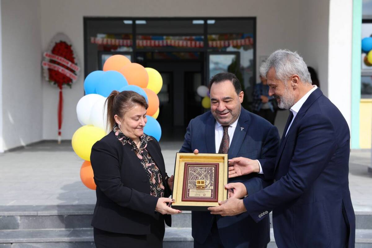 Hatay Büyükşehir Belediye Başkanı Mehmet Öntürk, 24 Kasım Öğretmenler Günü