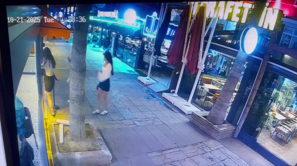 Hatay’daki İşletmede Cam Kapı Kazaları Kameraya Yansıdı Hatay’ın İskenderun ilçesinde geçtiğimiz haftalarda açılan bir işletmede, cam kapı