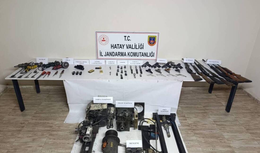 Hatay’ın Payas ilçesindeki bir evde, ruhsatsız 8 tabanca ve 4