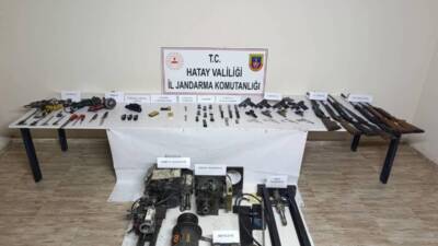 Hatay’ın Payas ilçesindeki bir evde, ruhsatsız 8 tabanca ve 4