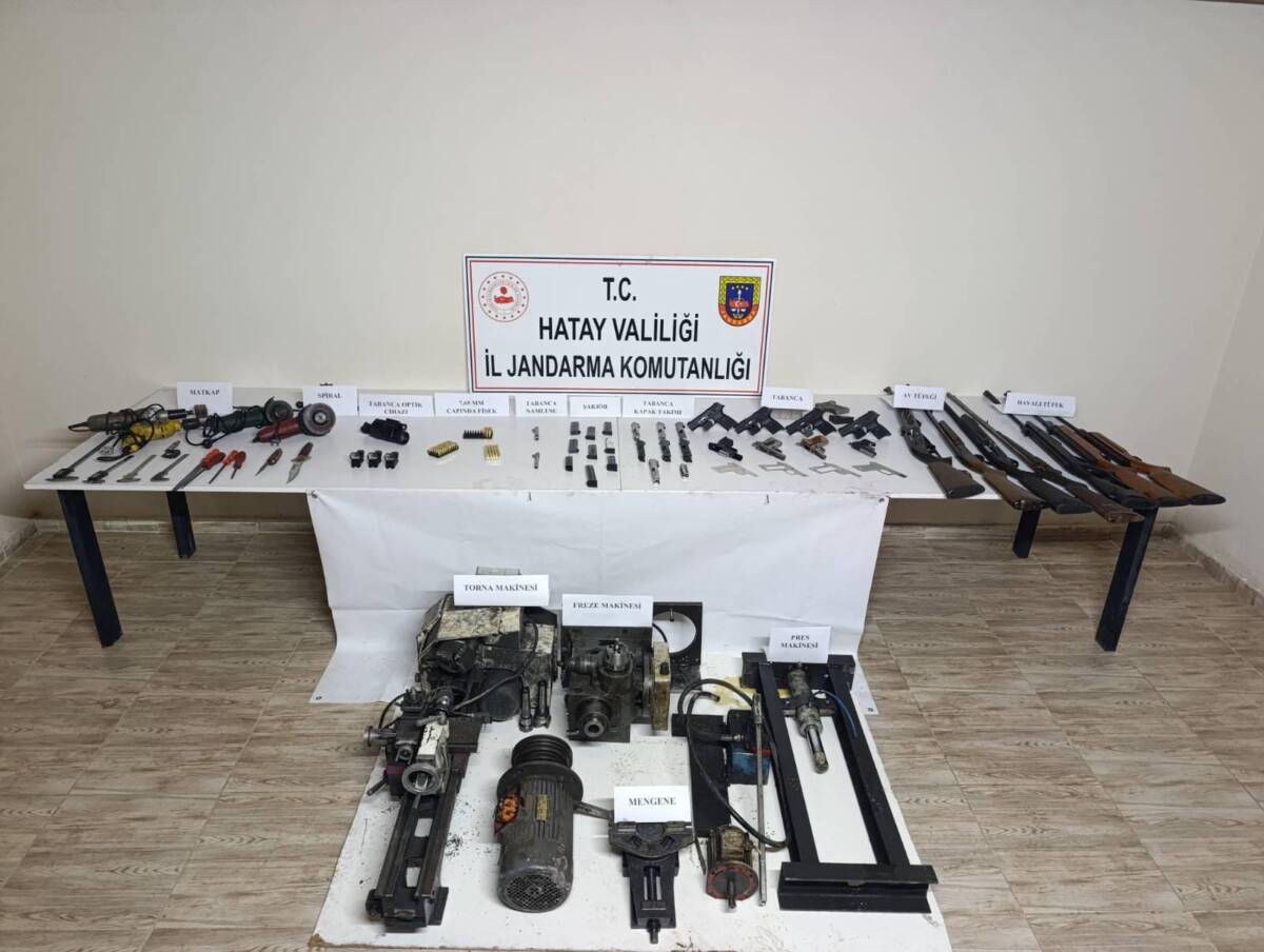 Hatay’ın Payas ilçesindeki bir evde, ruhsatsız 8 tabanca ve 4