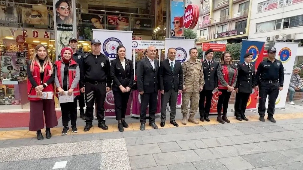 İskenderun’da 25 Kasım Mesajı: “Şiddete Karşı Birlikte Güçlüyüz” Çarşamba günü İskenderun caddeleri, sokakları ve çarşısı; kentin güvenlikten sorumlu