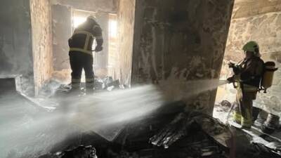 Hatay’ın Samandağ ilçesinde bir depoda çıkan yangın kısa sürede büyüyerek