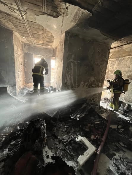 Hatay’ın Samandağ ilçesinde bir depoda çıkan yangın kısa sürede büyüyerek