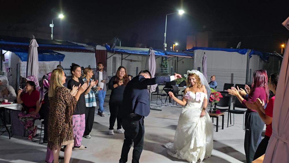 Hatay'ın İskenderun ilçesinde depremde enkazdan kurtarılan Recep Sezgin, hayatını sosyal