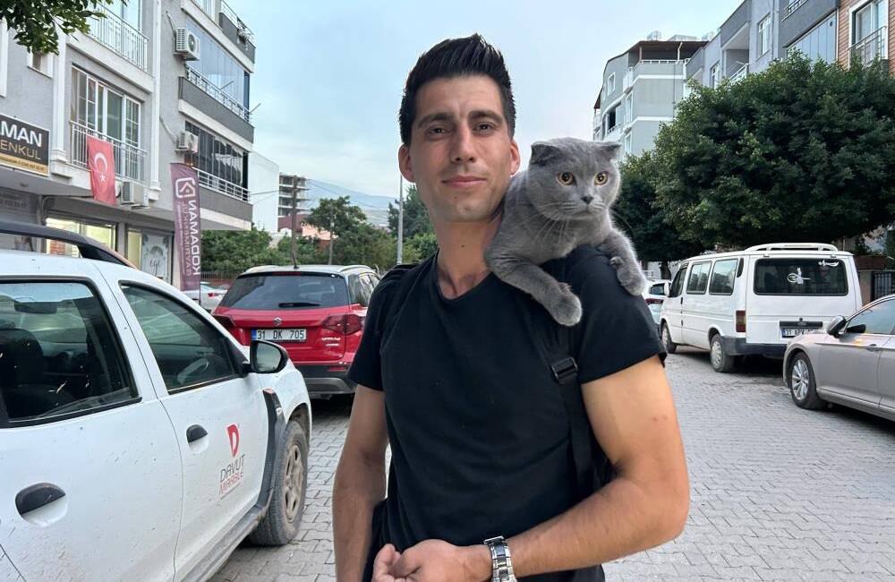 Omuz omuza bir yıl: Mustafa ve Duman’ın dostluğu Hatay’da yaşayan 32 yaşındaki Mustafa Şimşek, omzunda gezdirmeye alıştırdığı kedisi