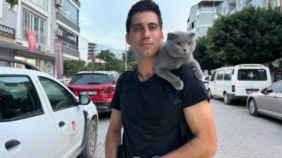Hatay’da yaşayan 32 yaşındaki Mustafa Şimşek, omzunda gezdirmeye alıştırdığı kedisi