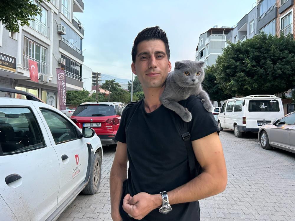 Hatay’da yaşayan 32 yaşındaki Mustafa Şimşek, omzunda gezdirmeye alıştırdığı kedisi