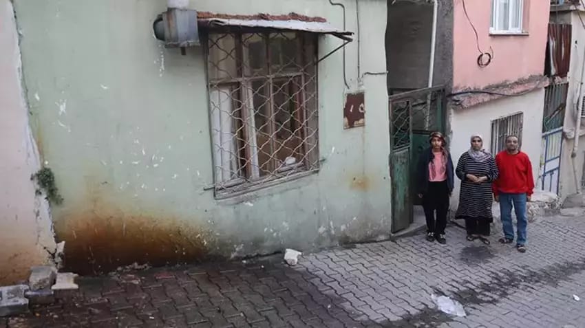 Hatay’ın Antakya ilçesinde banyosu olmayan, yalnızca tek odası kullanılabilen bir