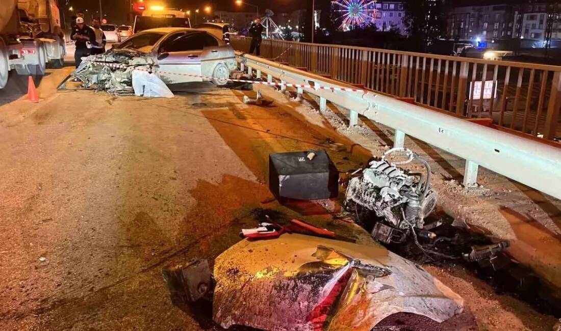 Hatay’ın Antakya ilçesinde meydana gelen trafik kazasında bir otomobil bariyerlere