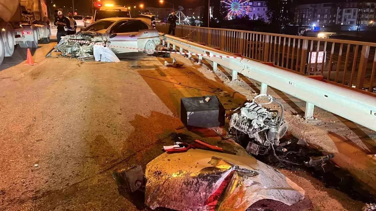 Hatay’ın Antakya ilçesinde meydana gelen trafik kazasında bir otomobil bariyerlere