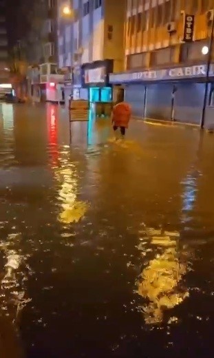 Hatay’da akşam saatlerinde etkisini artıran sağanak yağış, özellikle İskenderun ve