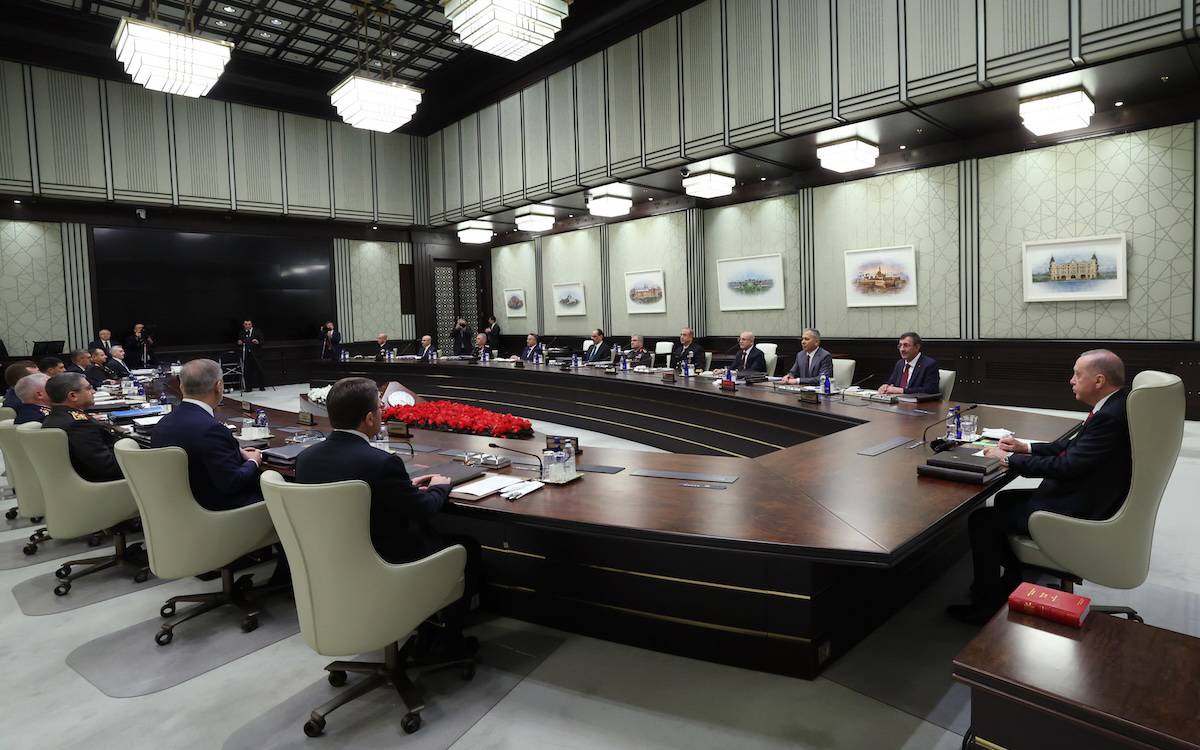 Millî Güvenlik Kurulu’nun Beştepe’de gerçekleşen kritik toplantısında, kendisini feshettiğini açıklayan