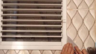 Hatay’ın İskenderun ilçesinde bir apartmanın havalandırma boşluğuna düşen güvercin, itfaiye