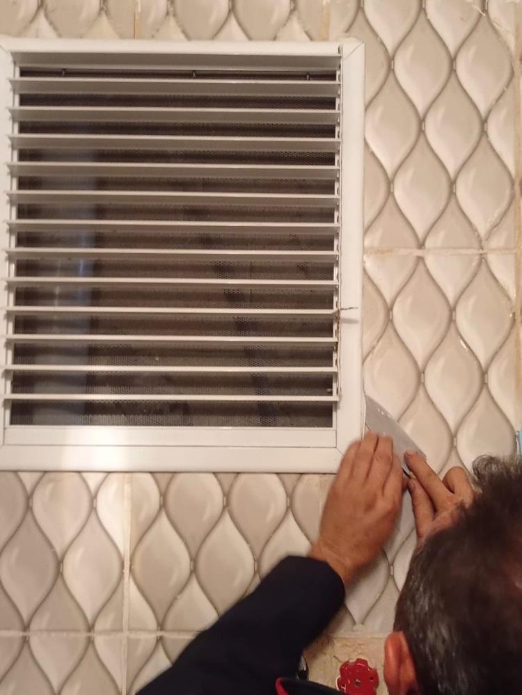 Hatay’ın İskenderun ilçesinde bir apartmanın havalandırma boşluğuna düşen güvercin, itfaiye