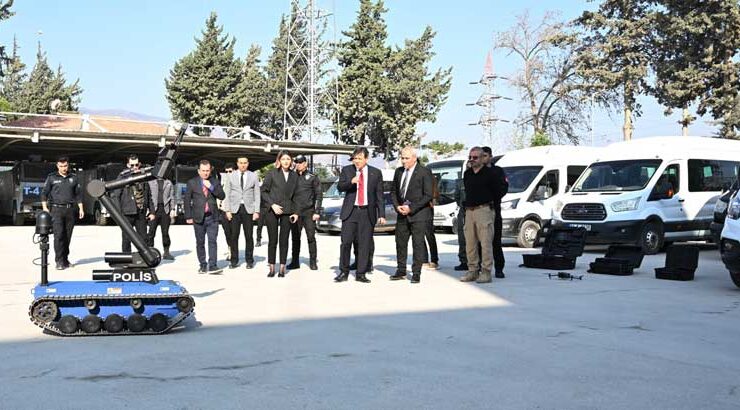 Hatay Polisi Bomba Tehditine Karşı Alarmda Hatay İl Emniyet Müdürlüğü’ne bağlı Çevik Kuvvet Şube Müdürlüğü’nde, polis
