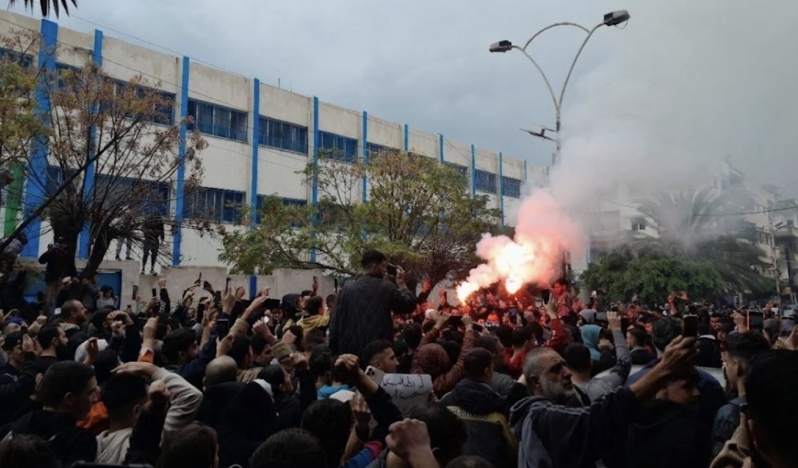 “Haysiyet” İçin Sokağa Çıkan Alevilere HTŞ Şiddeti Suriye’nin Humus ve Lazkiye kentlerinde Alevi toplumunun barışçıl protestolarına HTŞ’nin