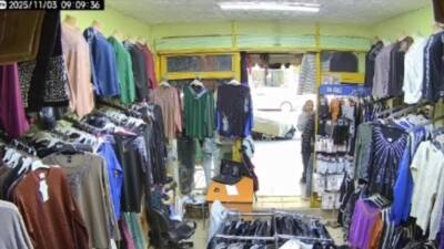 İskenderun’da bir iş yerine gelen şahsın, mankenin üzerine giydirilen bin