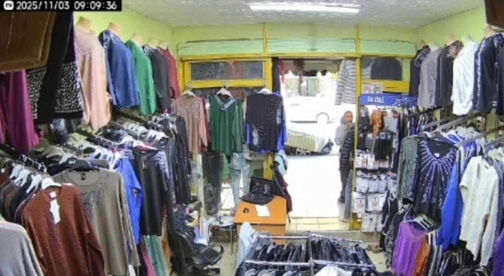 İskenderun’da bir iş yerine gelen şahsın, mankenin üzerine giydirilen bin