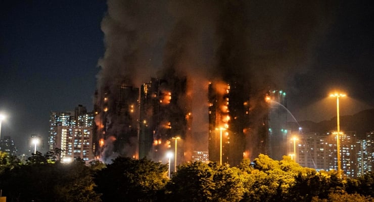 Hong Kong’un Tai Po bölgesindeki büyük bir yerleşim alanında çıkan