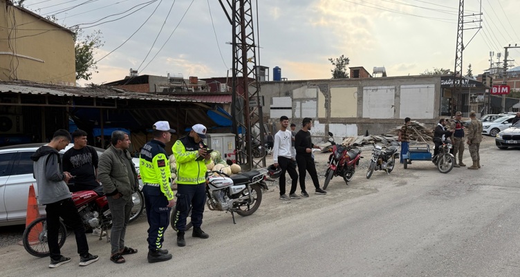 Hatay’ın Hassa ilçesinde, İlçe Jandarma Komutanlığı ekipleri D-410 karayolu üzerinde