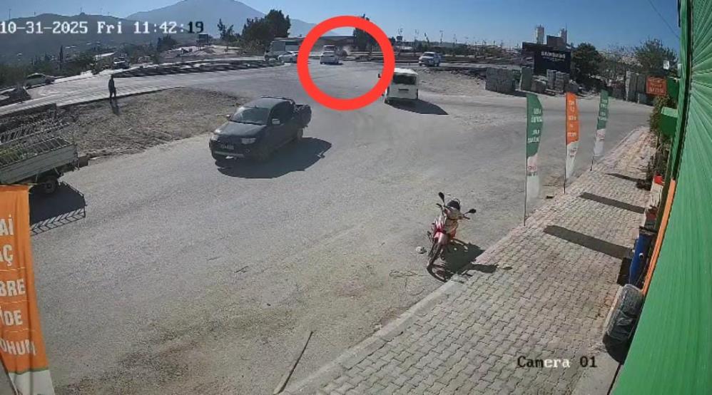 Hatay’ın Samandağ ilçesinde yaşanan trafik kazasında, bir hafif ticari aracın