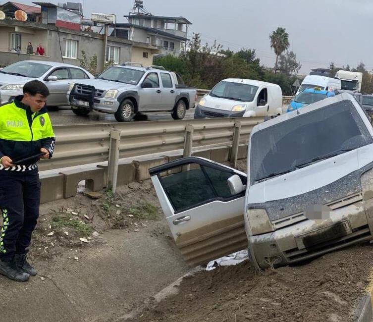 Hatay’ın Antakya ilçesinde meydana gelen trafik kazasında, hafif ticari aracın