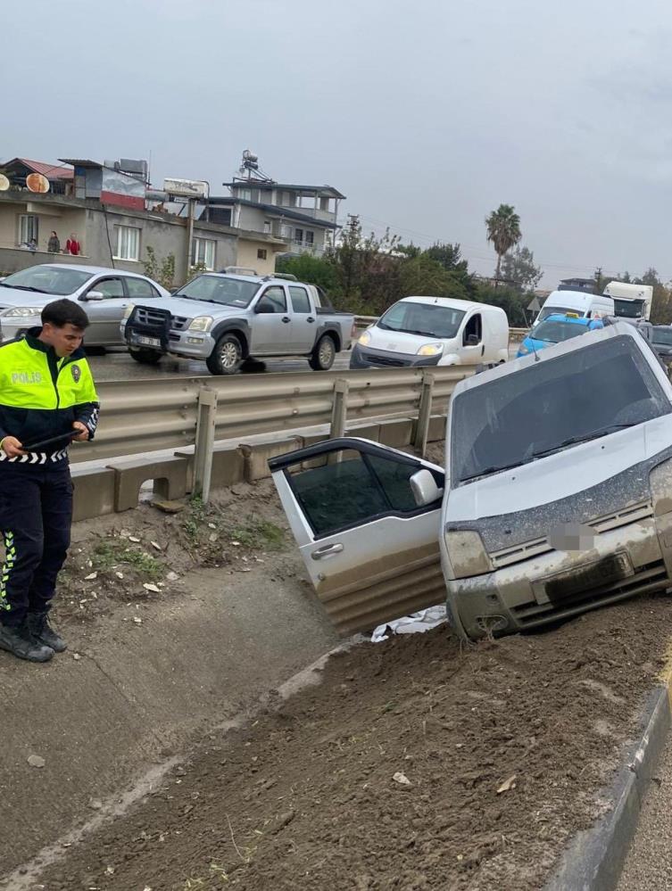 Hatay’ın Antakya ilçesinde meydana gelen trafik kazasında, hafif ticari aracın
