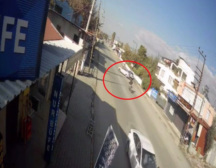 Hatay’ın Dörtyol ilçesinde meydana gelen trafik kazasında bir motosiklet, dönüş