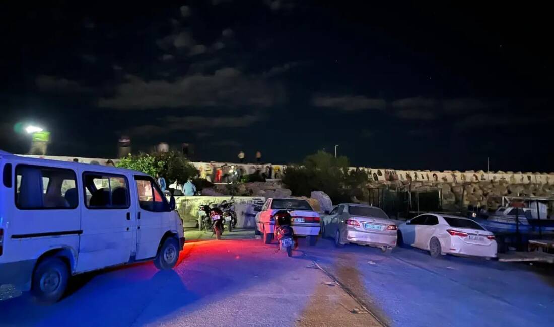 Hatay’ın Samandağ ilçesinde, limandaki kayalıklarda yürürken dengesini kaybedip denize düşen