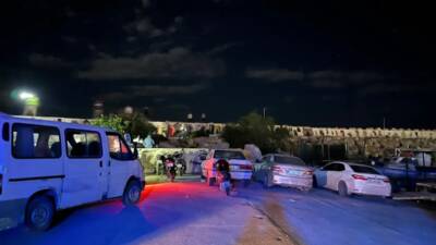 Hatay’ın Samandağ ilçesinde, limandaki kayalıklarda yürürken dengesini kaybedip denize düşen