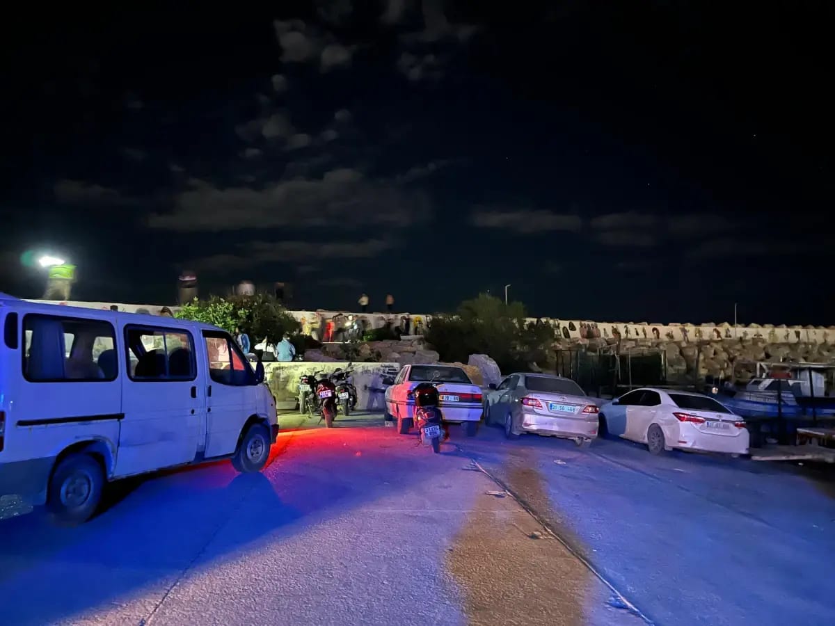 Hatay’ın Samandağ ilçesinde, limandaki kayalıklarda yürürken dengesini kaybedip denize düşen