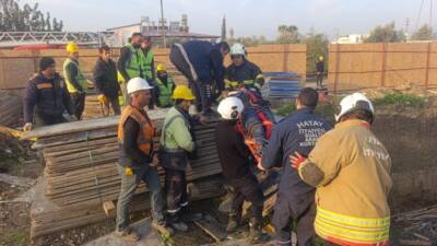 Hatay’ın Antakya ilçesinde bir şantiyede görev yapan kule vinç operatörü,