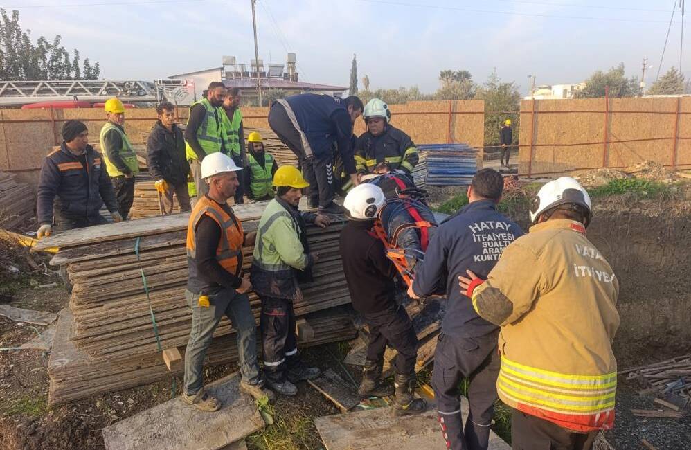 Hatay’ın Antakya ilçesinde bir şantiyede görev yapan kule vinç operatörü,