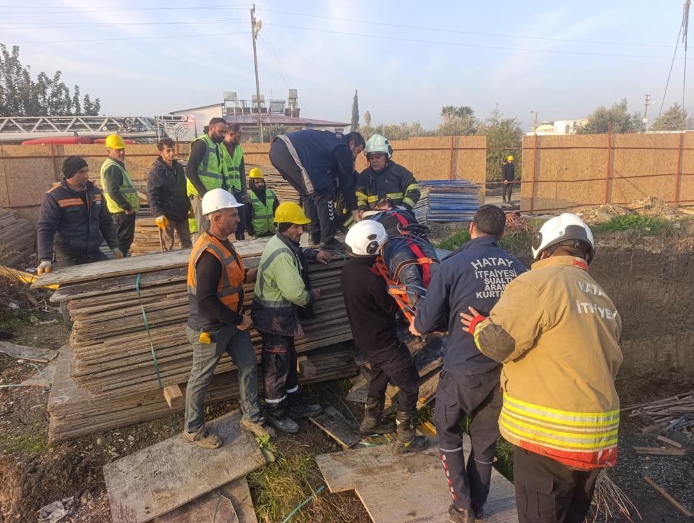 Hatay’ın Antakya ilçesinde bir şantiyede görev yapan kule vinç operatörü,