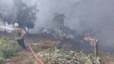 Hatay’ın Kumlu ilçesinde bir evin bahçesinde çıkan yangın, itfaiye ekiplerinin